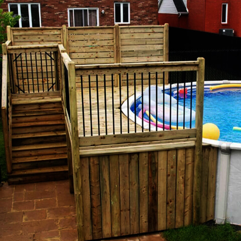 Patio construit en bois autour d'une piscine 