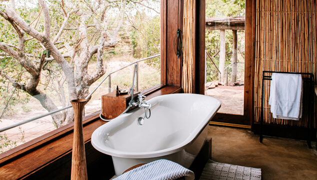 Salle de bain, mur en bois