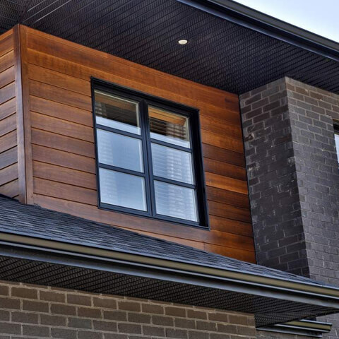 Revêtement extérieur en bois et briques d'une maison